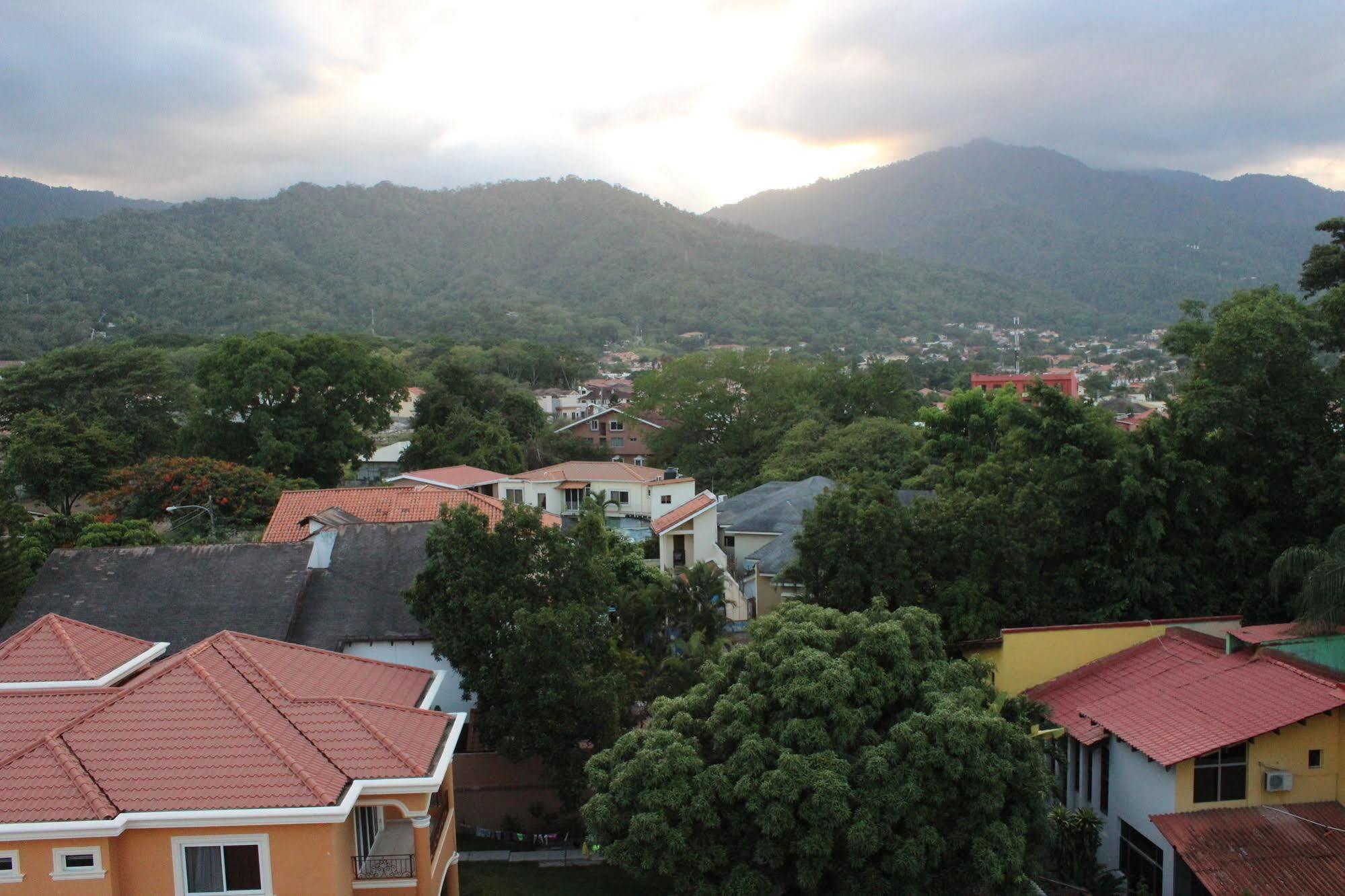 Boutique Hotel La Cordillera ซานเปโดร ซูลา ภายนอก รูปภาพ
